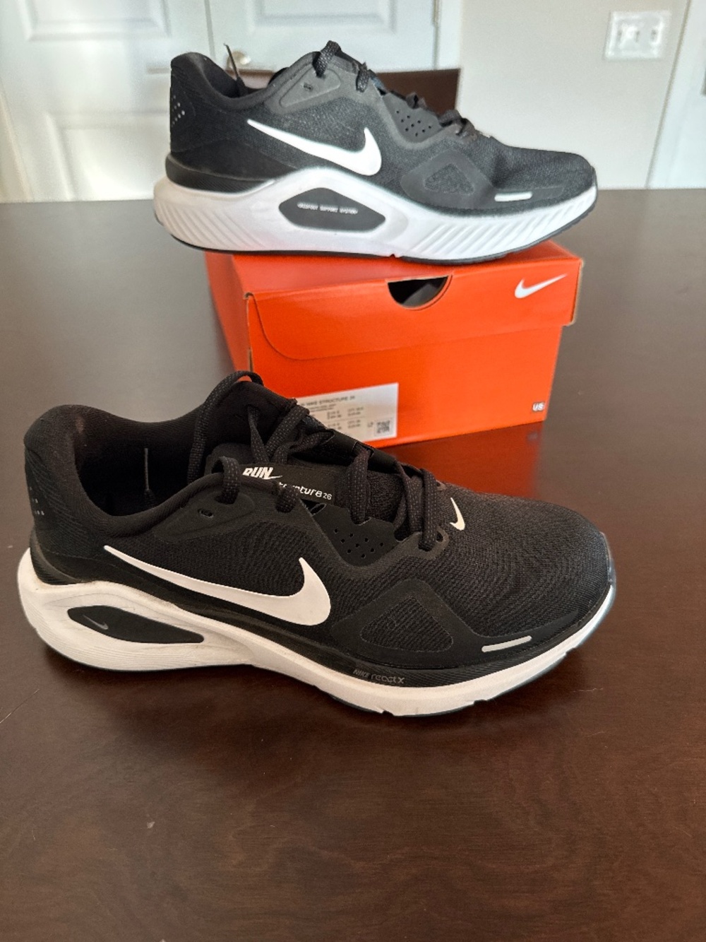 Women’s 8.5 Wide Width Nike Stucture 26